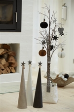Juletræ Cement cone grå, sort og hvid ved træ fra Lübec Living OOhh - Tinashjem 